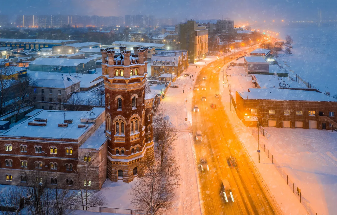Фото обои зима, дорога, снег, город, здания, дома, вечер, Питер, освещение, Санкт-Петербург, Пристрельная башня, Водонапорная башня