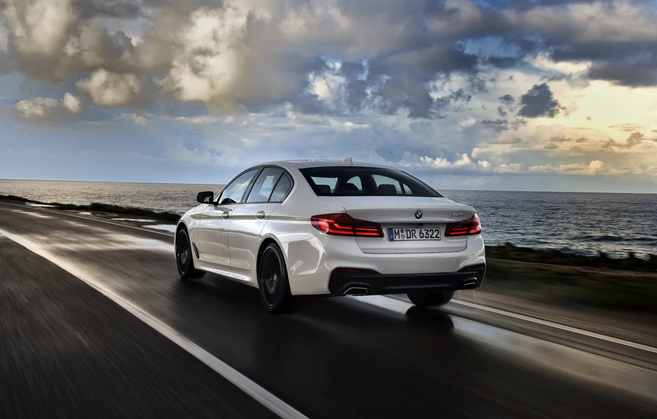 Фото обои белый, BMW, седан, вид сзади, сырость, 540i, 5er, четырёхдверный, 2017, 5-series, G30