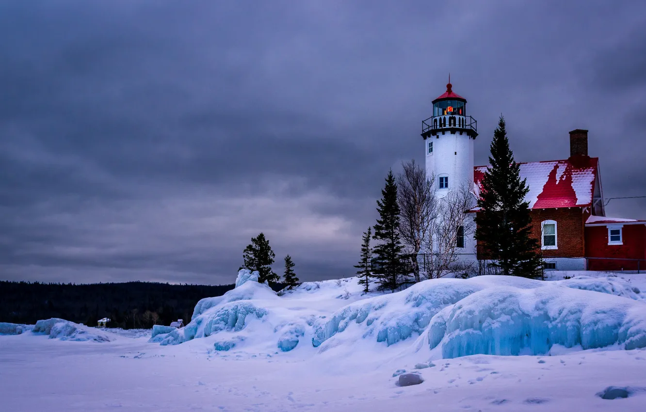 Фото обои зима, снег, пейзаж, озеро, маяк, лёд, Мичиган, США, Lake Superior, Верхнее, Eagle Harbor Lighthouse
