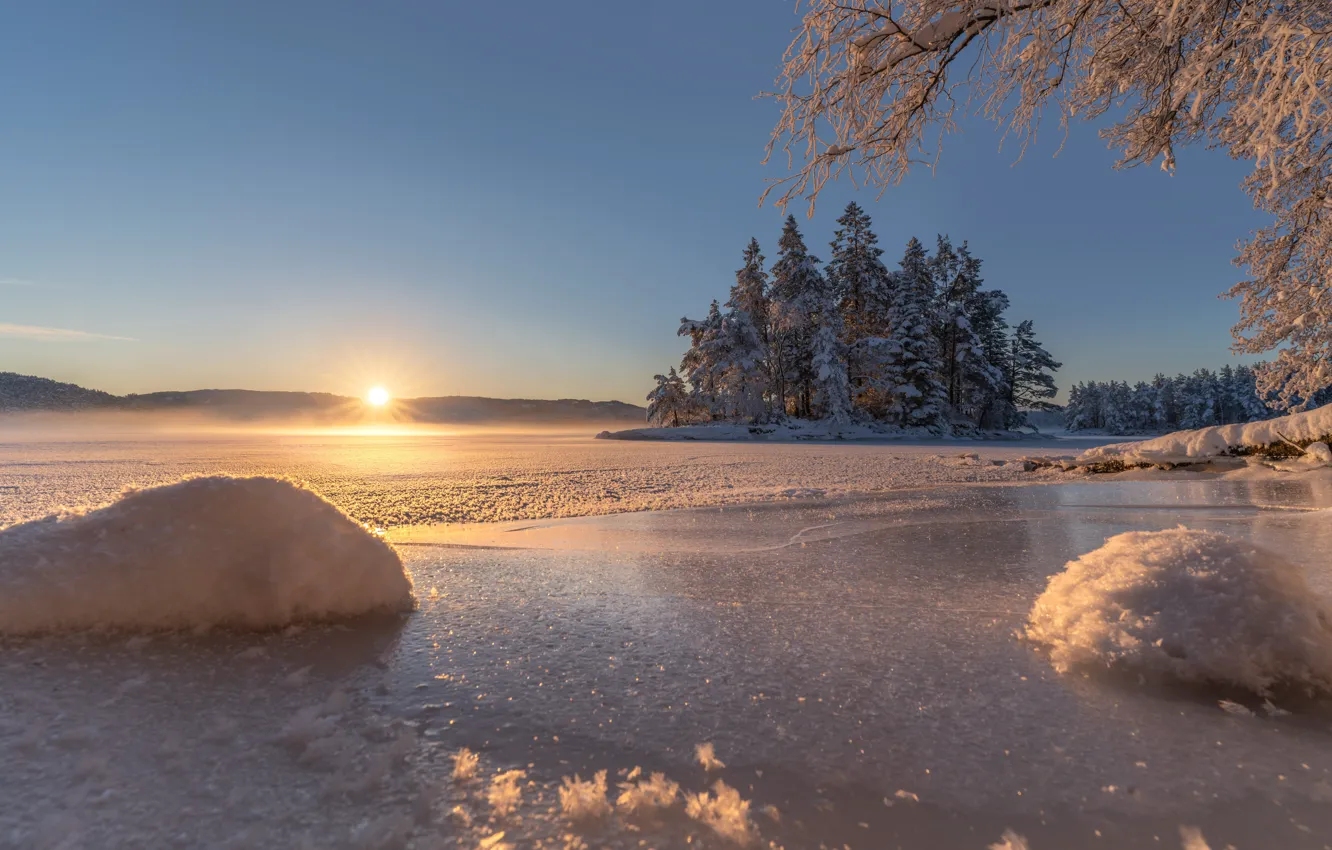 Фото обои зима, снег, деревья, восход, рассвет, остров, лёд, утро, Норвегия, Norway, Берген, Bergen, замёрзший залив, Залив …