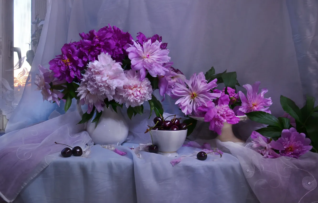 Фото обои цветы, ягоды, окно, ваза, кувшин, натюрморт, занавеска, черешня, пионы, ткани, тюль, Валентина Колова