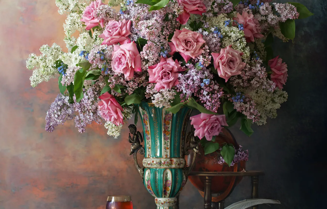 Фото обои цветы, стиль, перо, вино, бокал, розы, букет, ваза, натюрморт, глобус, сирень, Андрей Морозов