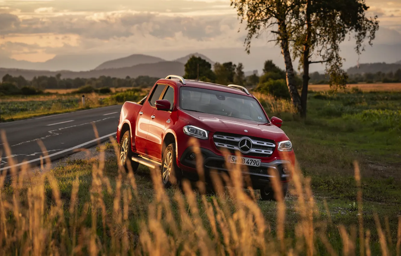 Фото обои дорога, красный, растительность, Mercedes-Benz, обочина, пикап, 2018, X-Class