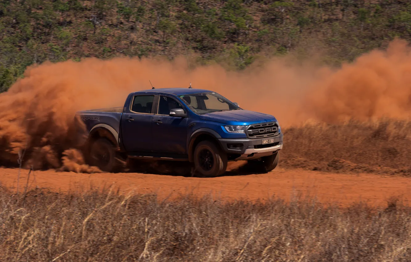 Фото обои синий, Ford, пыль, Raptor, пикап, 2018, Ranger, грунтовая дорога