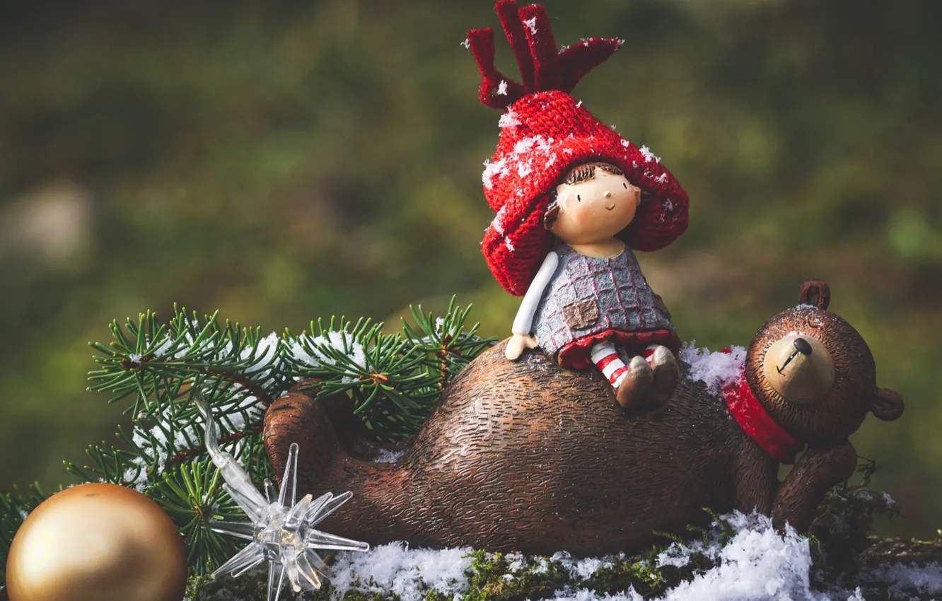 Фото обои снег, ветки, праздник, игрушка, новый год, шар, рождество, ель, ёлка, фигурки, декор, композиция