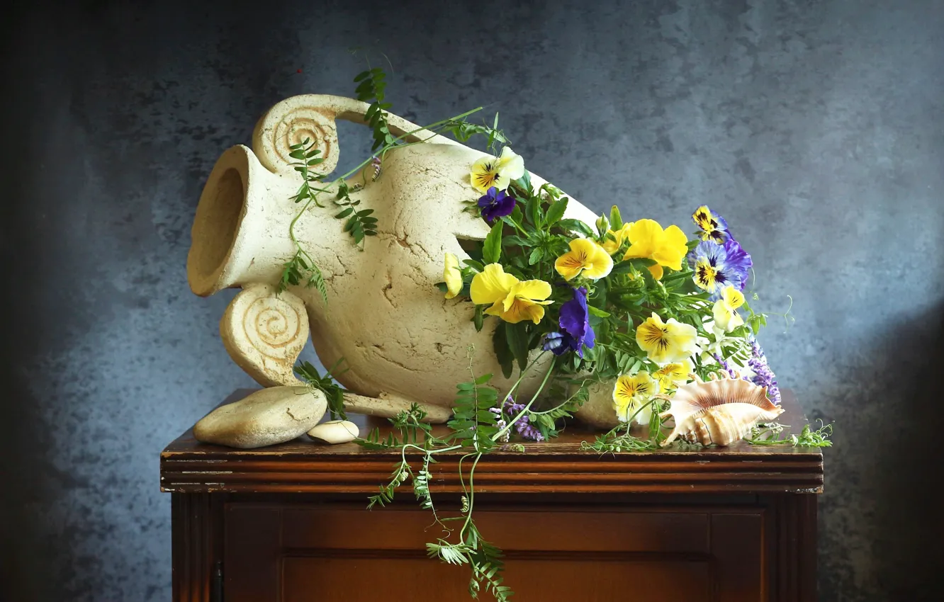 Фото обои цветы, камни, тумбочка, ваза, ракушки, натюрморт, анютины глазки, виола, амфора