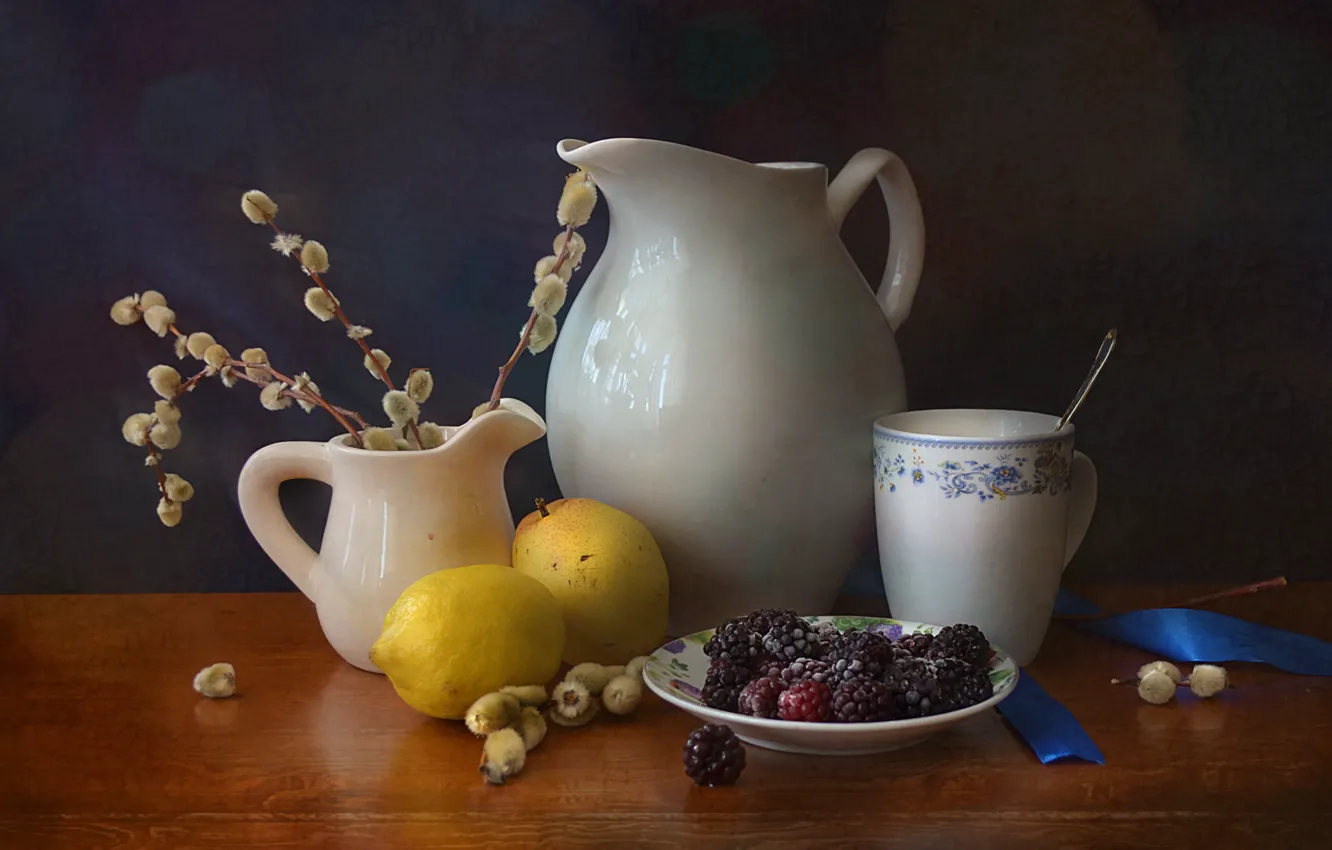 Фото обои ягоды, стол, бокал, тарелка, лента, посуда, груша, фрукты, натюрморт, верба, лимоны, ежевика, молочник, ветка вербы