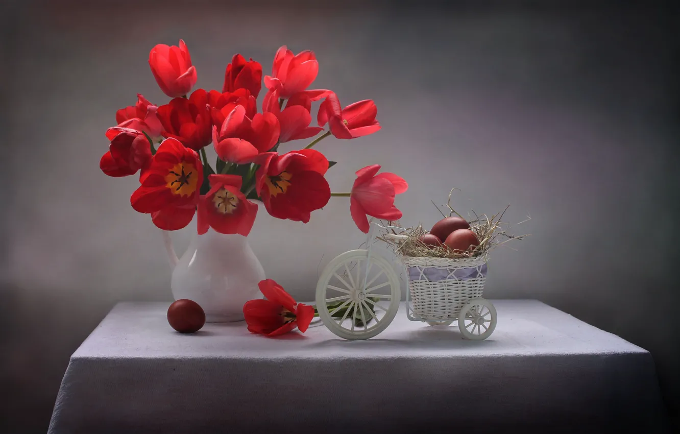 Фото обои цветы, велосипед, стол, праздник, корзина, яйца, Пасха, тюльпаны, кувшин, натюрморт, крашенки, Светлана Ковалёва