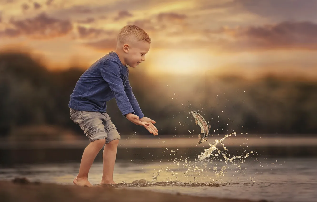 Фото обои вода, радость, закат, брызги, природа, рыбка, мальчик, ребёнок, водоём, улов, Ahmed Hanjoul