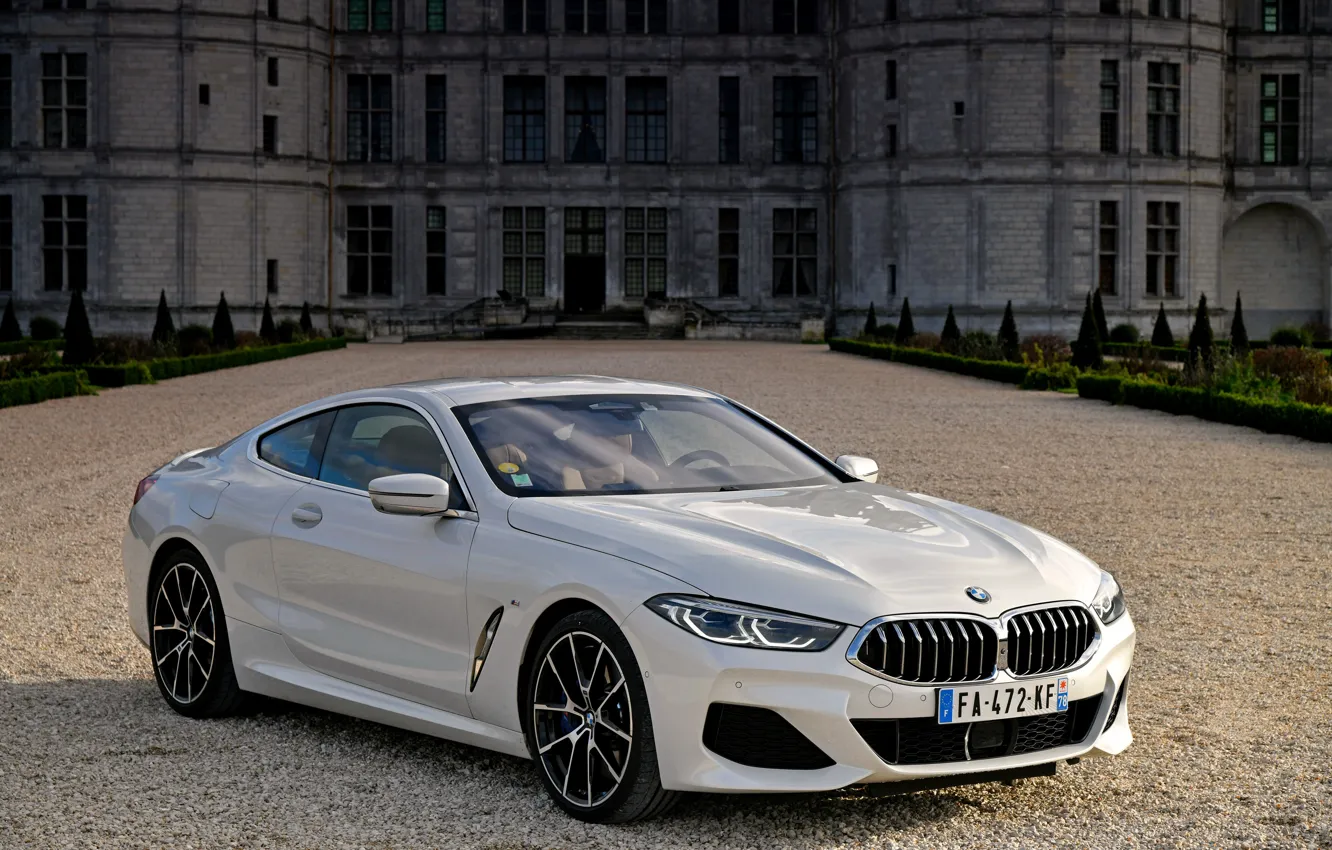Фото обои белый, купе, BMW, 2018, 8-Series, 8er, G15, 840d xDrive M Sport, перед дворцом
