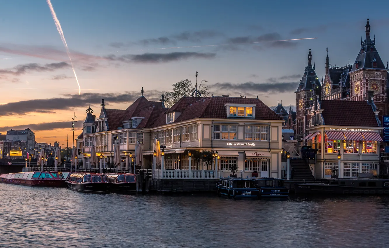 Фото обои небо, вода, облака, пейзаж, река, замок, улица, вид, окна, здания, дома, лодки, вечер, ограждение, Амстердам, …