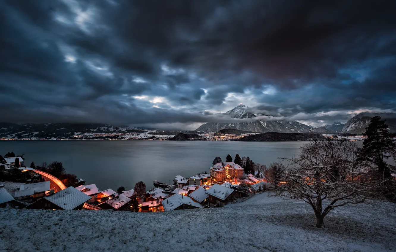 Фото обои зима, облака, горы, ночь, озеро, дерево, дома, Швейцария, городок, Switzerland, Lake Thun, Bernese Alps, Бернские …