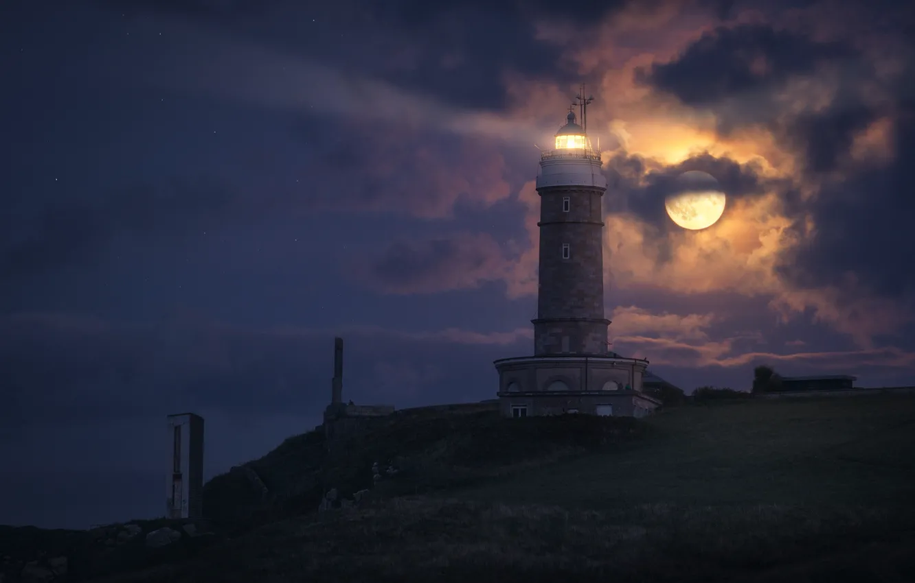 Фото обои облака, маяк, Луна, moon, clouds, lighthouse