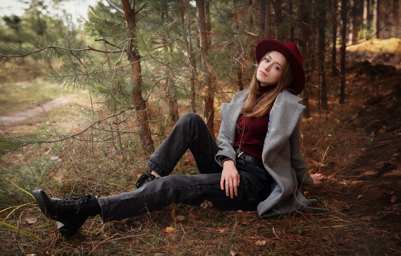 Фото обои лес, взгляд, девушка, поза, модель, джинсы, пальто