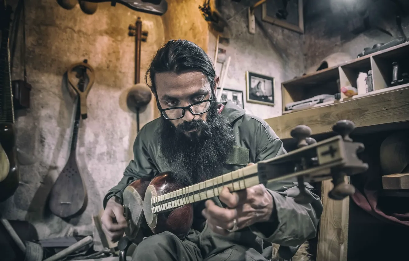 Фото обои Iran, Kerman, Young Luthier