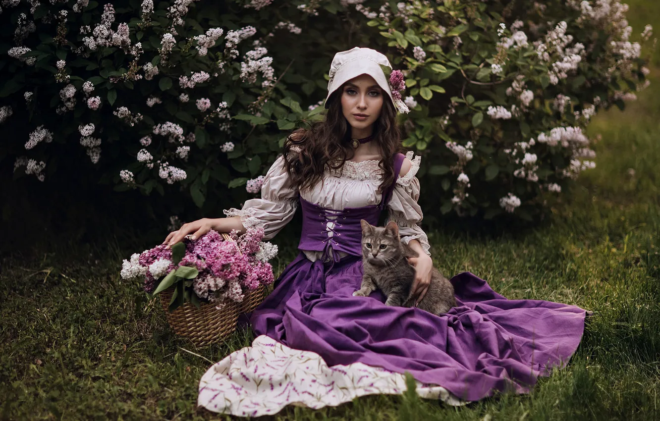 Фото обои девушка, поза, стиль, корзина, платье, котёнок, чепчик, сирень, Анна Конофалова, Диана Желтаногова