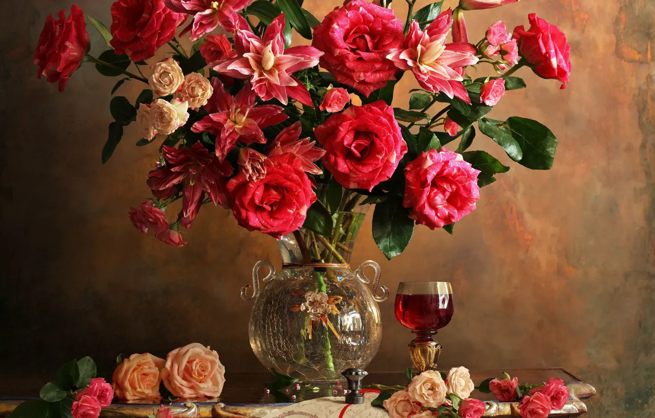 Фото обои цветы, стиль, лилии, бокал, розы, букет, ваза, натюрморт, Андрей Морозов
