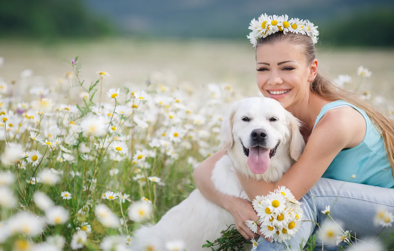 Фото обои девушка, цветы, улыбка, настроение, ромашки, собака, луг, друзья, венок