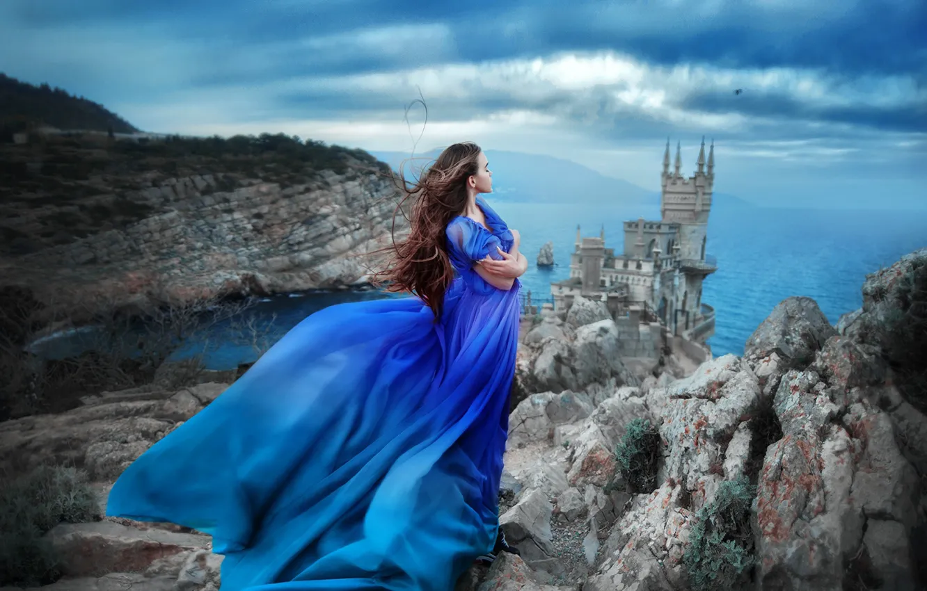 Девушка на море в голубом платье