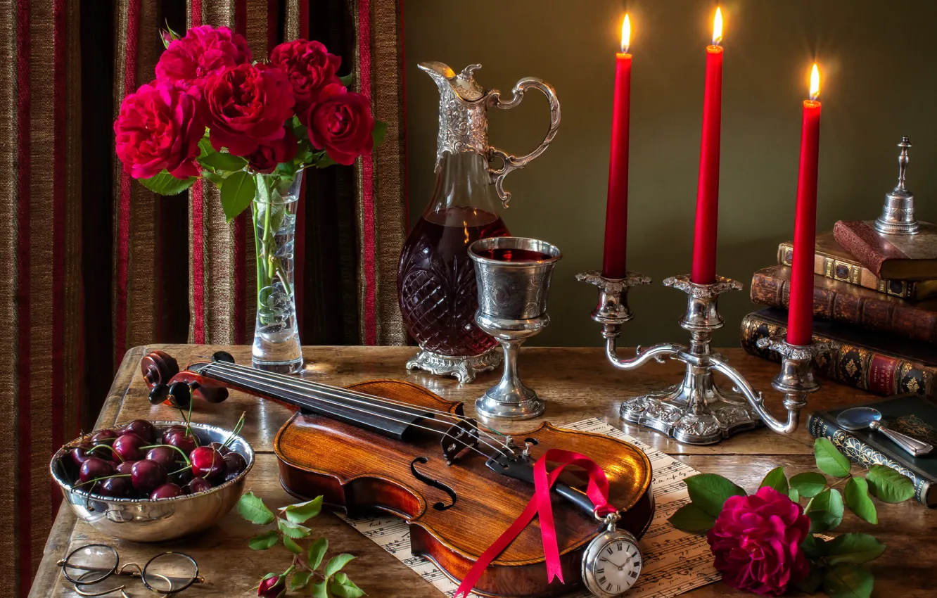 Фото обои цветы, стиль, ягоды, ноты, вино, скрипка, часы, бокал, книги, розы, букет, свечи, очки, натюрморт, черешня, …