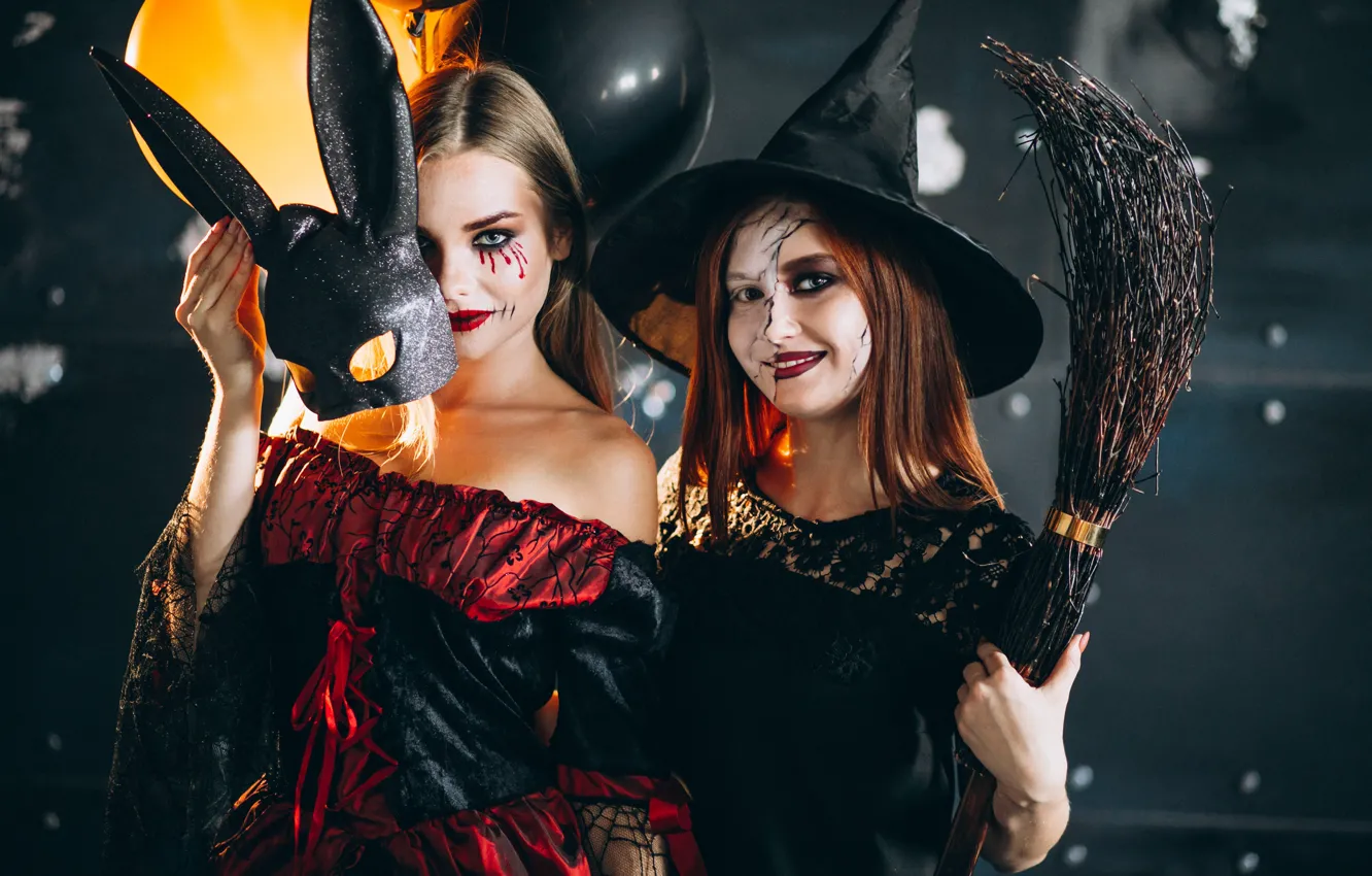 Фото обои Улыбка, Ведьма, Двое, Зайчик, Студия, Девушки в костюмах на Хэллоуин