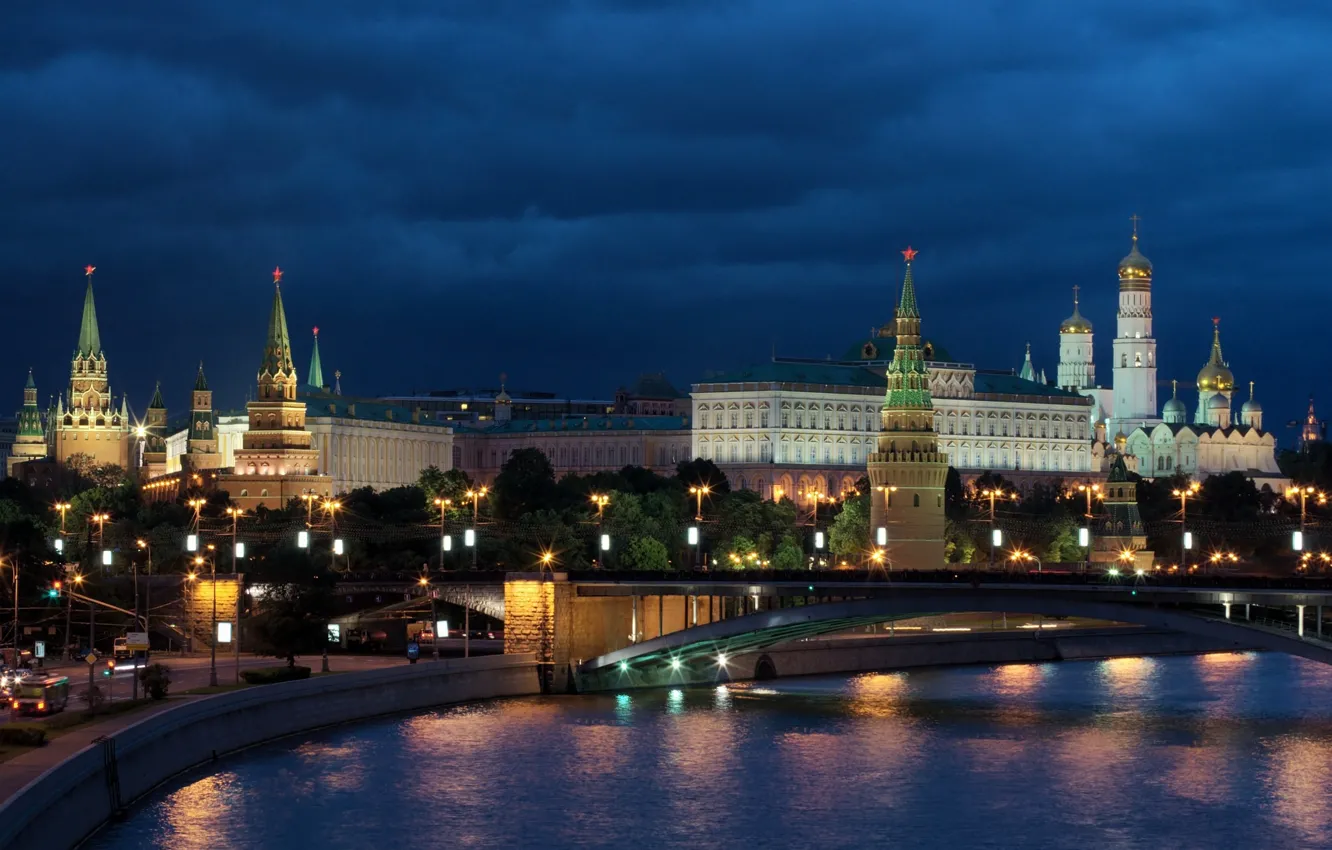 Фото обои ночь, мост, город, река, здания, освещение, Москва, башни, храм, Кремль, купола