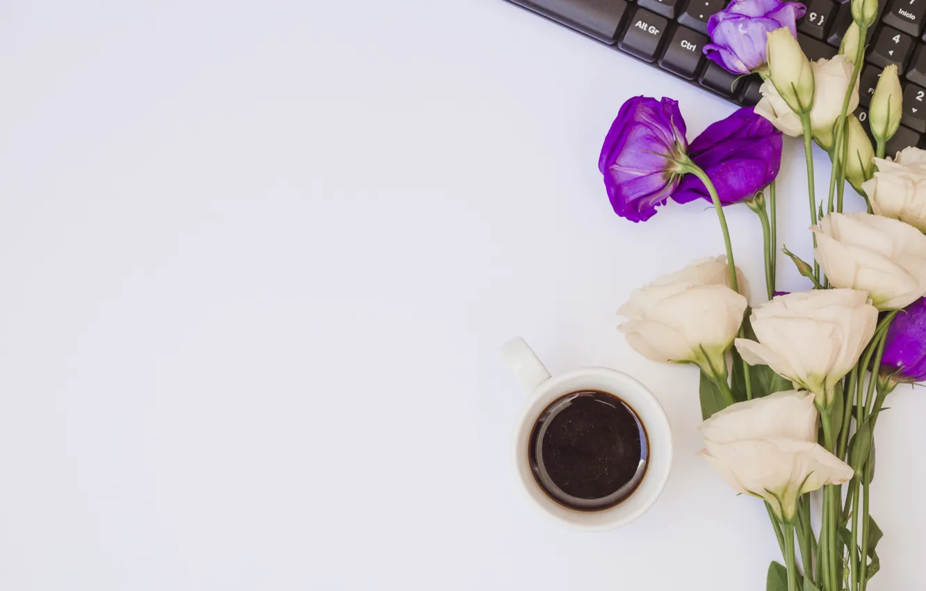 Фото обои цветы, ноутбук, white, flowers, coffee cup, purple, эустома, laptop, чашка кофе, eustoma