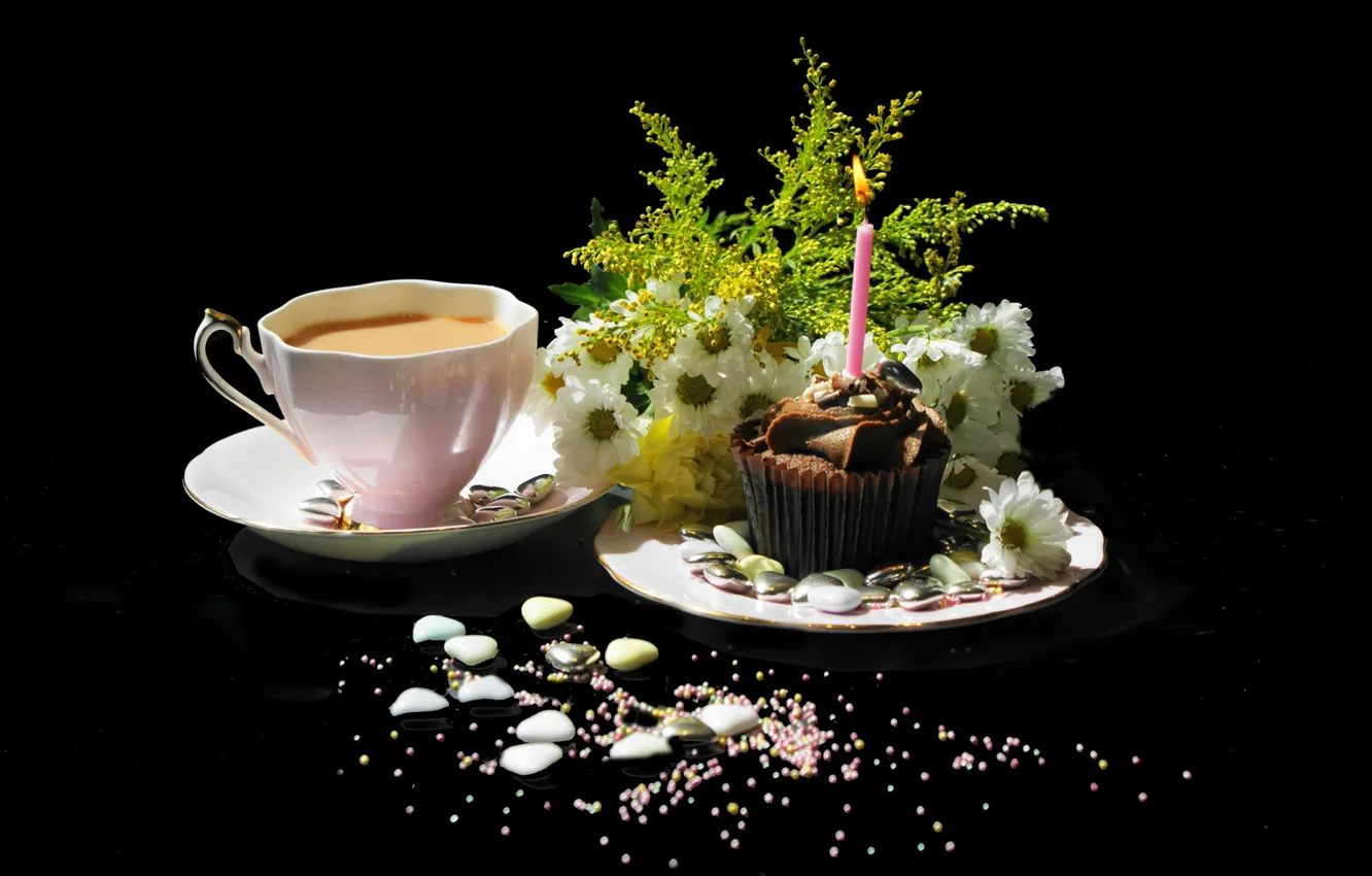 Фото обои кофе, ромашки, чашка, свечка, тёмный фон, пироженое