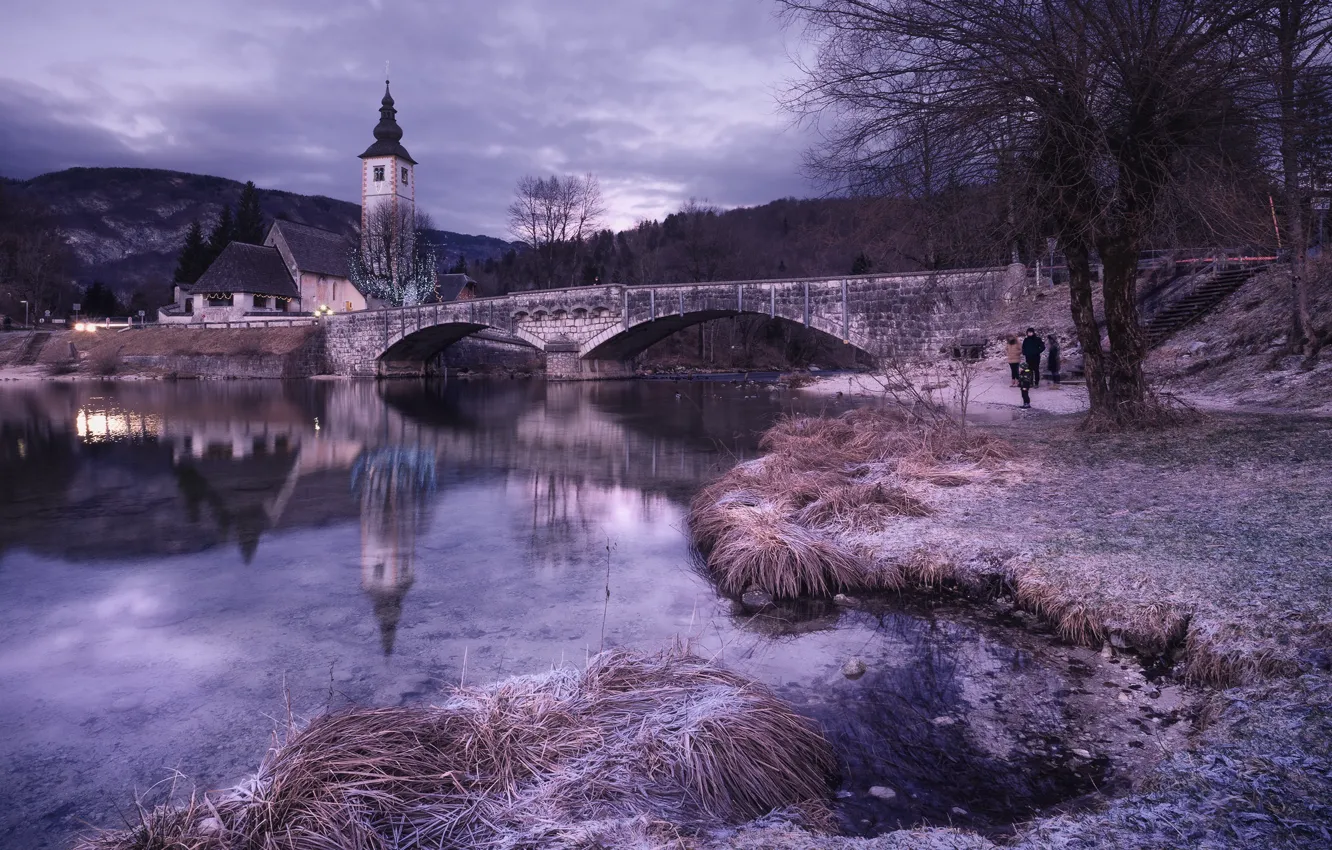 Фото обои зима, иней, пейзаж, закат, горы, мост, озеро, башня, дома, церковь, деревушка, леса, Словения, национальный парк, …