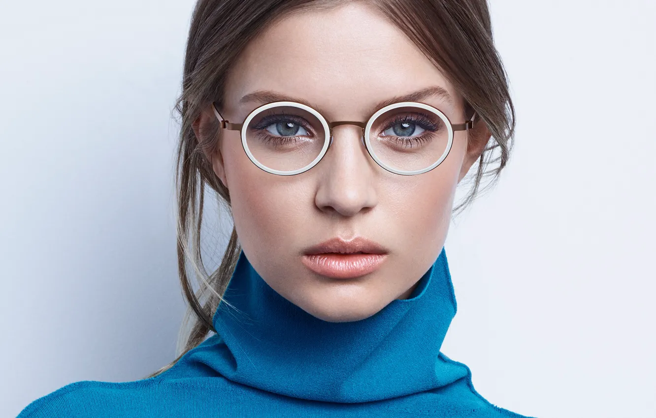 Модели в очках для зрения