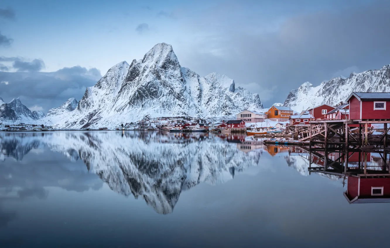 Фото обои зима, небо, вода, облака, снег, горы, отражение, скалы, залив, домики, Norway, Reine, Lofoten