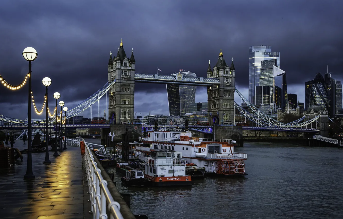 Фото обои тучи, город, река, Англия, Лондон, здания, фонари, Великобритания, Темза, башни, сумерки, Тауэрский мост, набережная, теплоходы