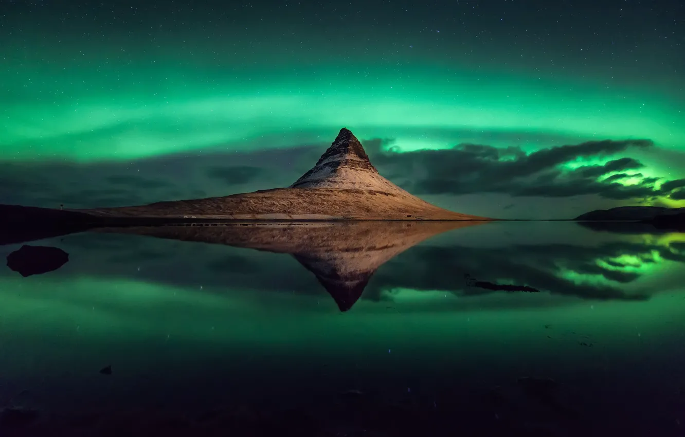 Фото обои звезды, отражение, гора, Исландия, mountain, stars, reflection, Iceland, полярное сияние, Kirkjufell, polar lights, Hernan Calderon …