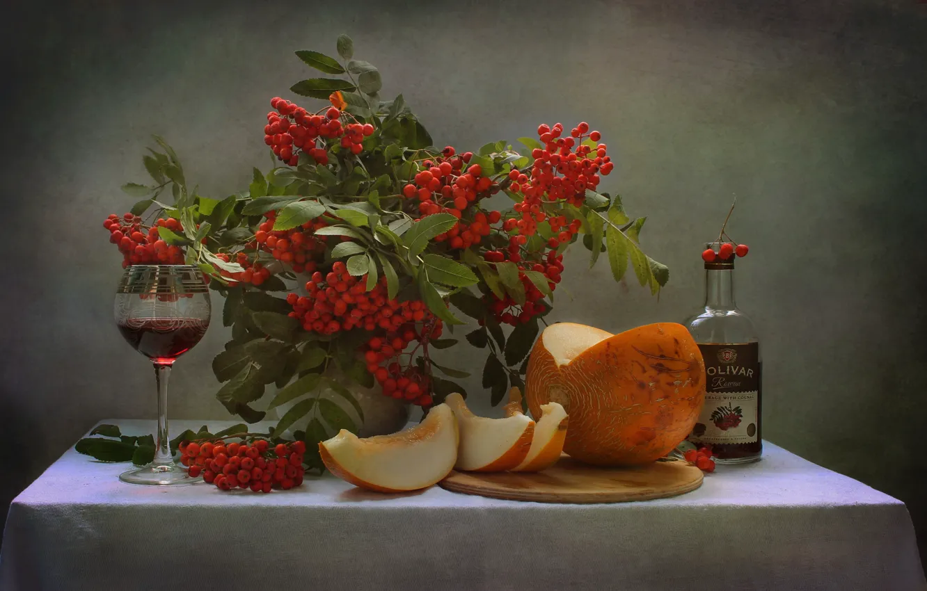 Фото обои листья, ветки, ягоды, бокал, бутылка, ваза, напиток, натюрморт, рябина, гроздья, дольки, дыня, Ковалёва Светлана