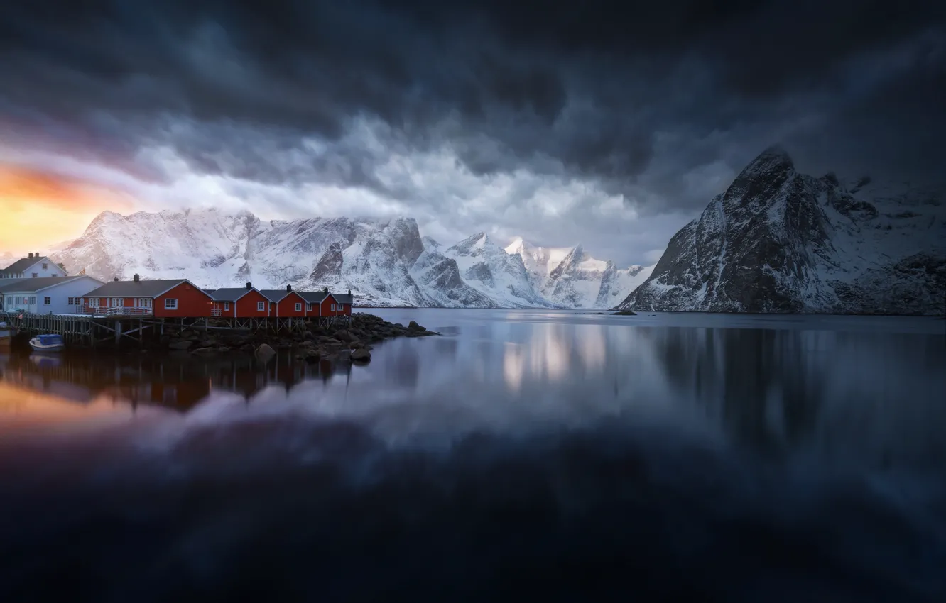 Фото обои небо, облака, свет, горы, тучи, скалы, дома, Норвегия, поселок, фьорд