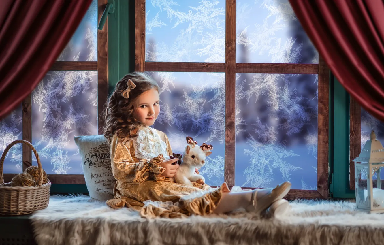 Фото обои игрушка, платье, окно, мороз, девочка, фонарь, подушка, корзинка, бантик, локоны, на подоконнике, Диана Липкина