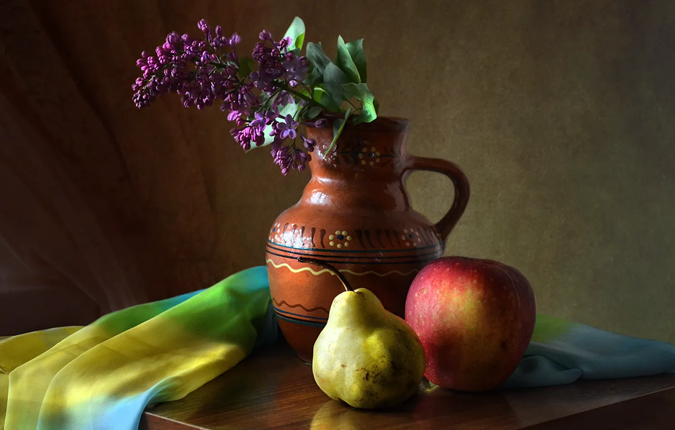 Фото обои цветок, стол, яблоко, груша, кувшин, фрукты, натюрморт, предметы, сирень, ветка сирени, драпировка