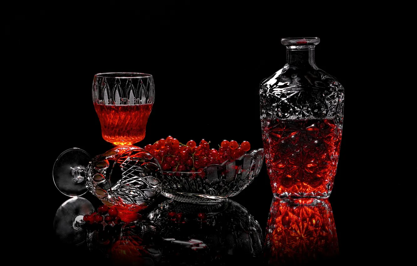 Фото обои ягоды, бокалы, напиток, смородина, вазочка, графин, Сергей Фунтовой