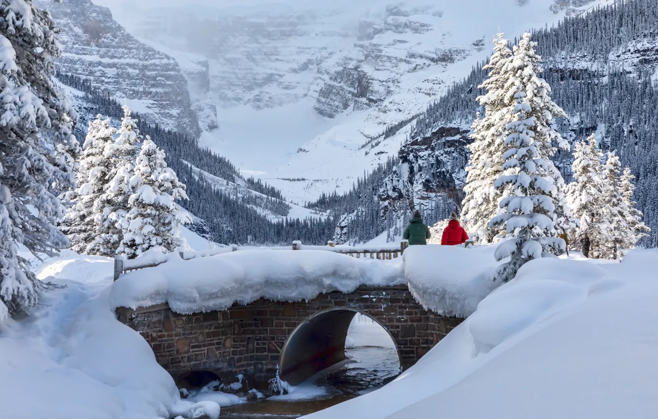 Фото обои зима, снег, деревья, горы, мост, озеро, люди, ели, Канада, сугробы, Альберта, Banff National Park, Alberta, …