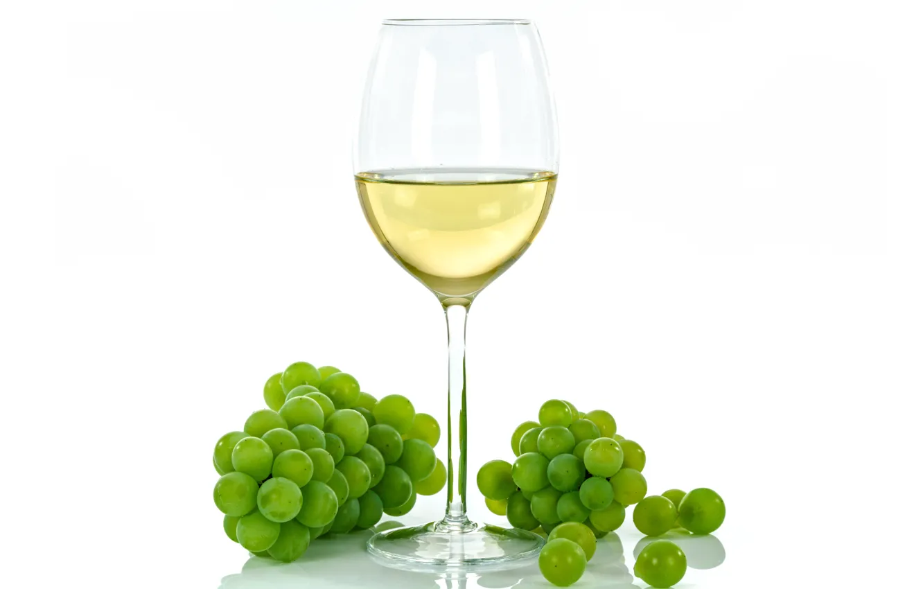 Фото обои вино, бокал, виноград, белый фон