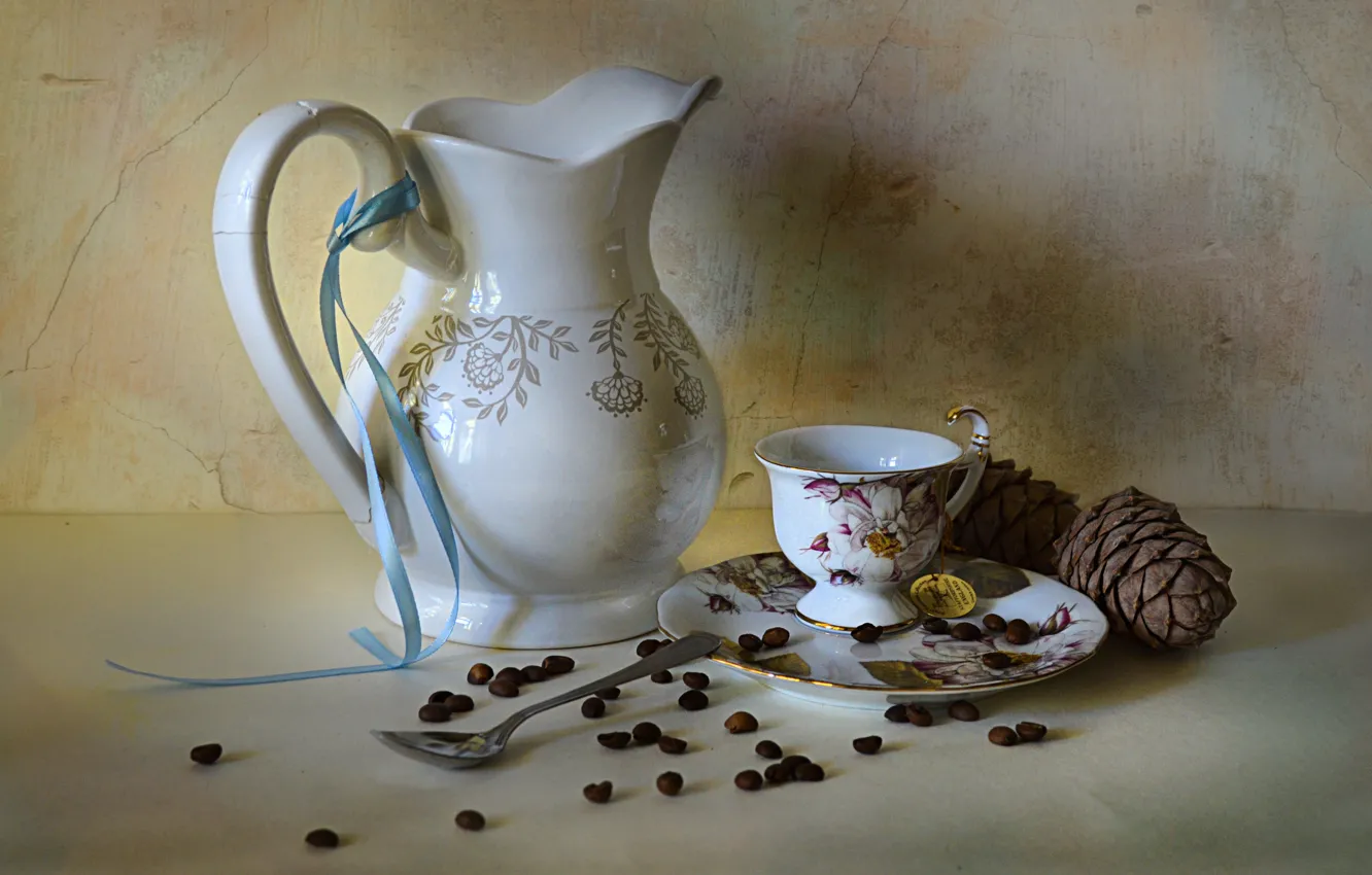 Фото обои стол, кофе, ложка, чашка, кувшин, натюрморт, шишки, предметы, зерна кофе, кедровые шишки