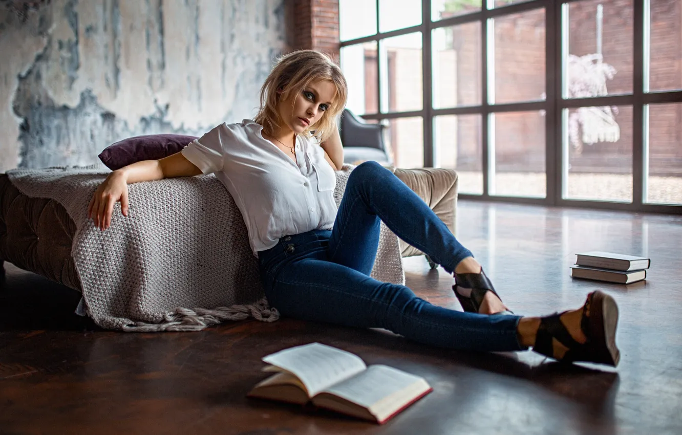 Фото обои девушка, поза, книги, джинсы, Аня, на полу, Александр Куренной