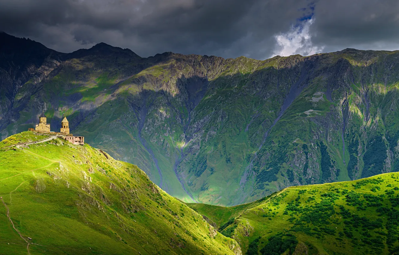 Фото обои горы, Грузия, sky, Кавказ, landscape, mountains, Georgia, church, Троицкая церковь, Гергети