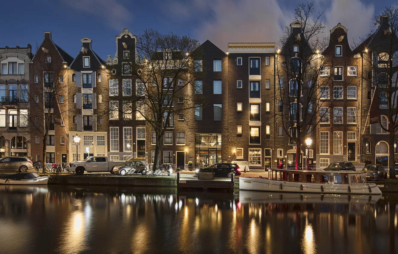Фото обои машины, ночь, город, здания, лодки, освещение, Амстердам, фонари, канал, отель, Нидерланды, Голландия, Prinsengracht, Принсенграхт