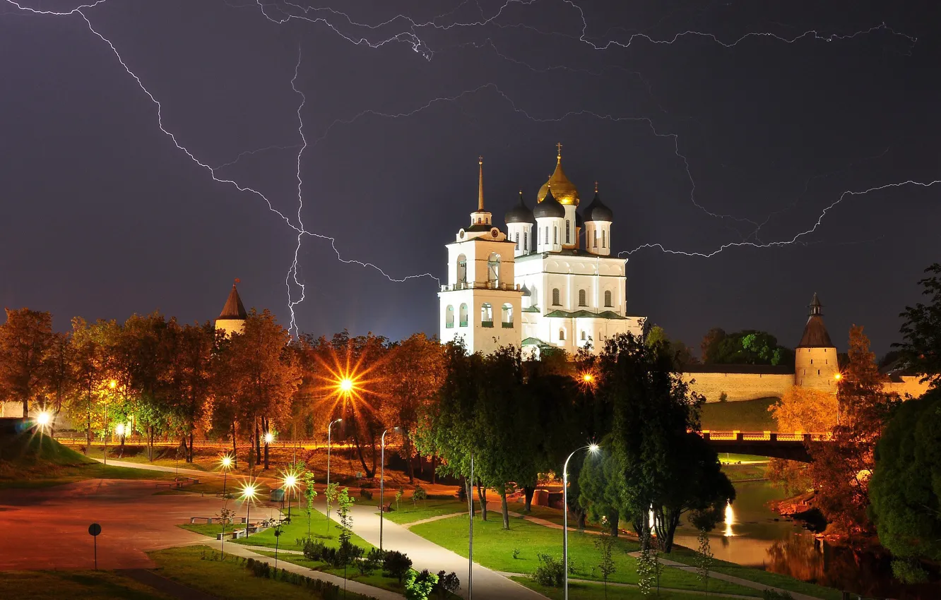 Фото обои гроза, ночь, город, молния, освещение, фонари, собор, башни, Кремль, купола, Псков, Кром