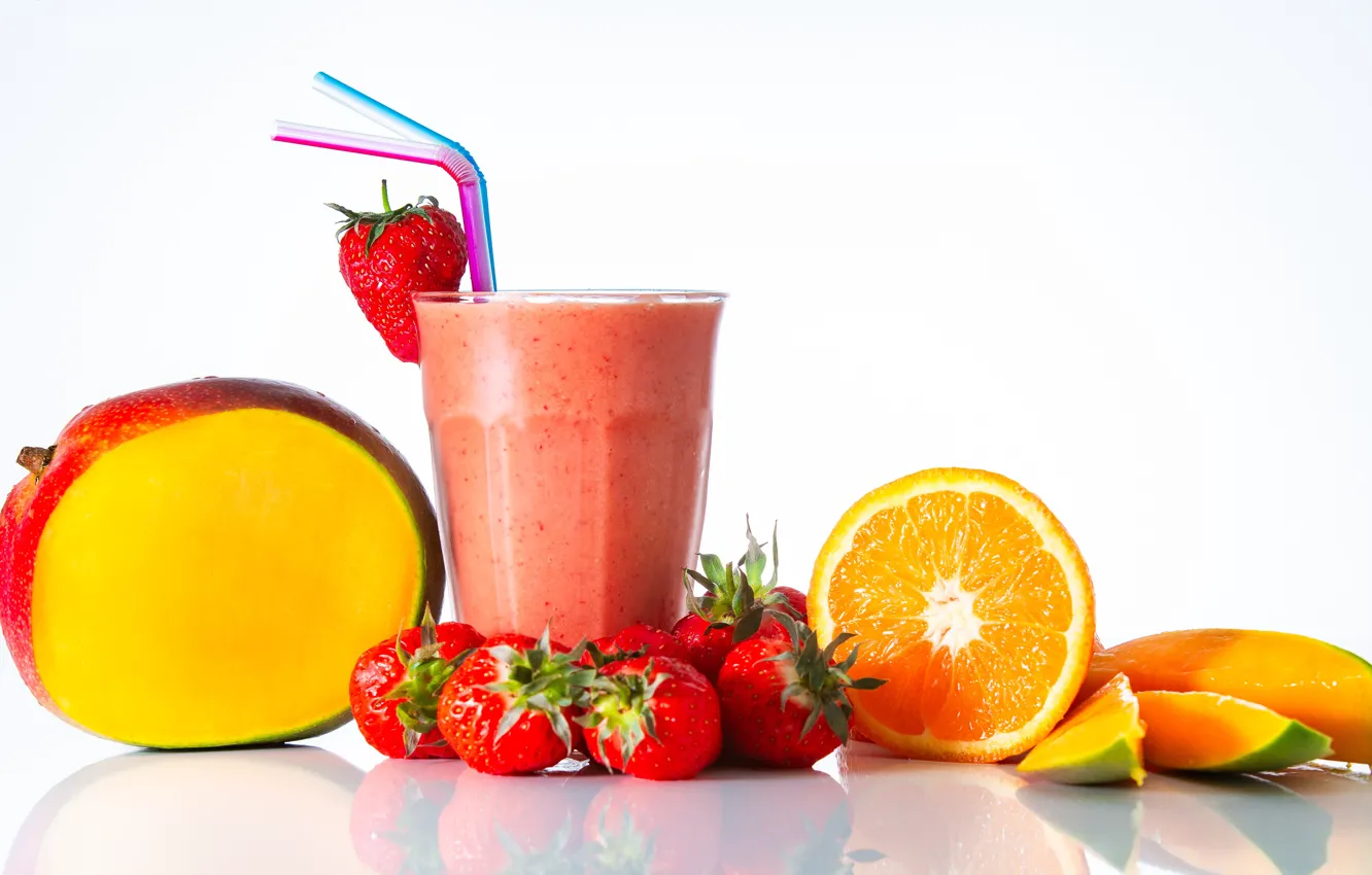 Фото обои стакан, ягоды, фон, апельсин, клубника, напиток, фрукты, манго, трубочки, смузи