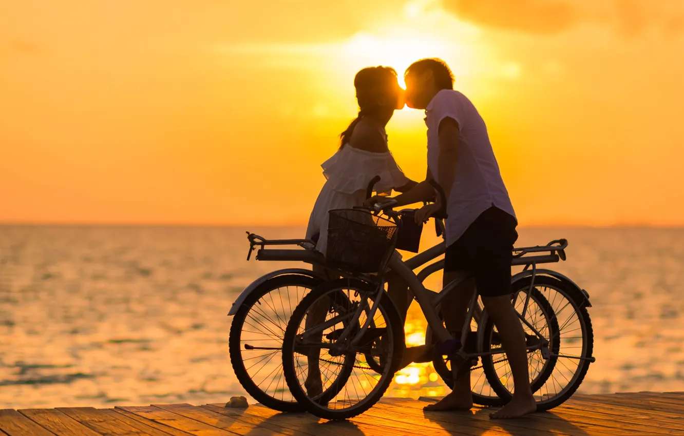 Фото обои любовь, закат, велосипед, поцелуй, пара
