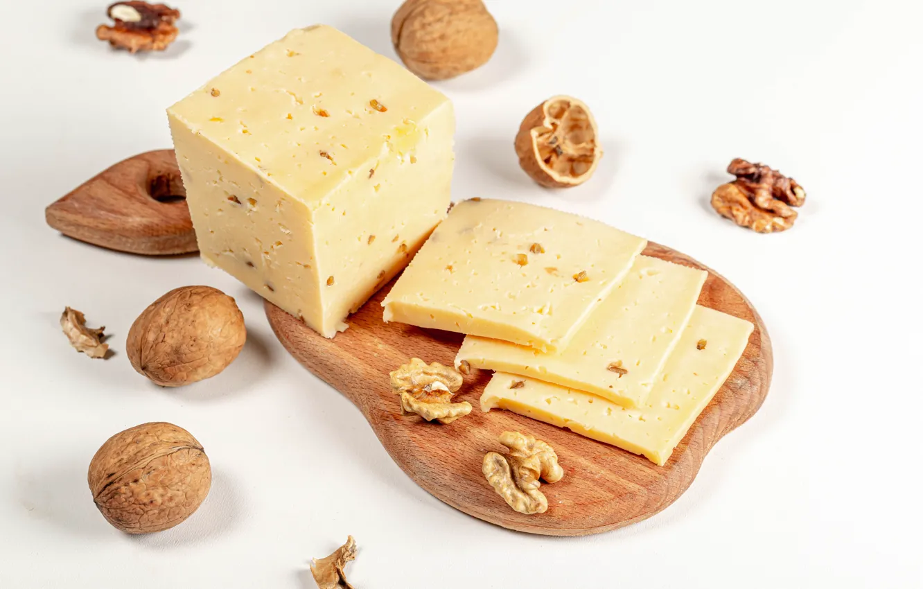 Фото обои сыр, белый фон, грецкие орехи