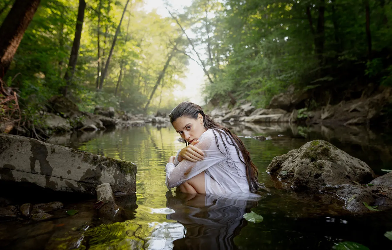 Фото обои лес, девушка, природа, поза, река, камни, ситуация, Андрей Васильев, Марина Скрипкина