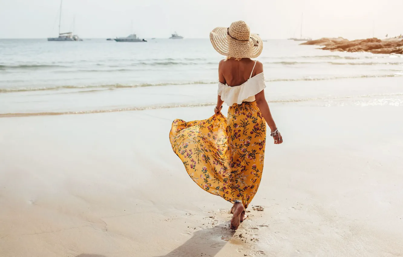 Девушка на пляже спиной в платье
